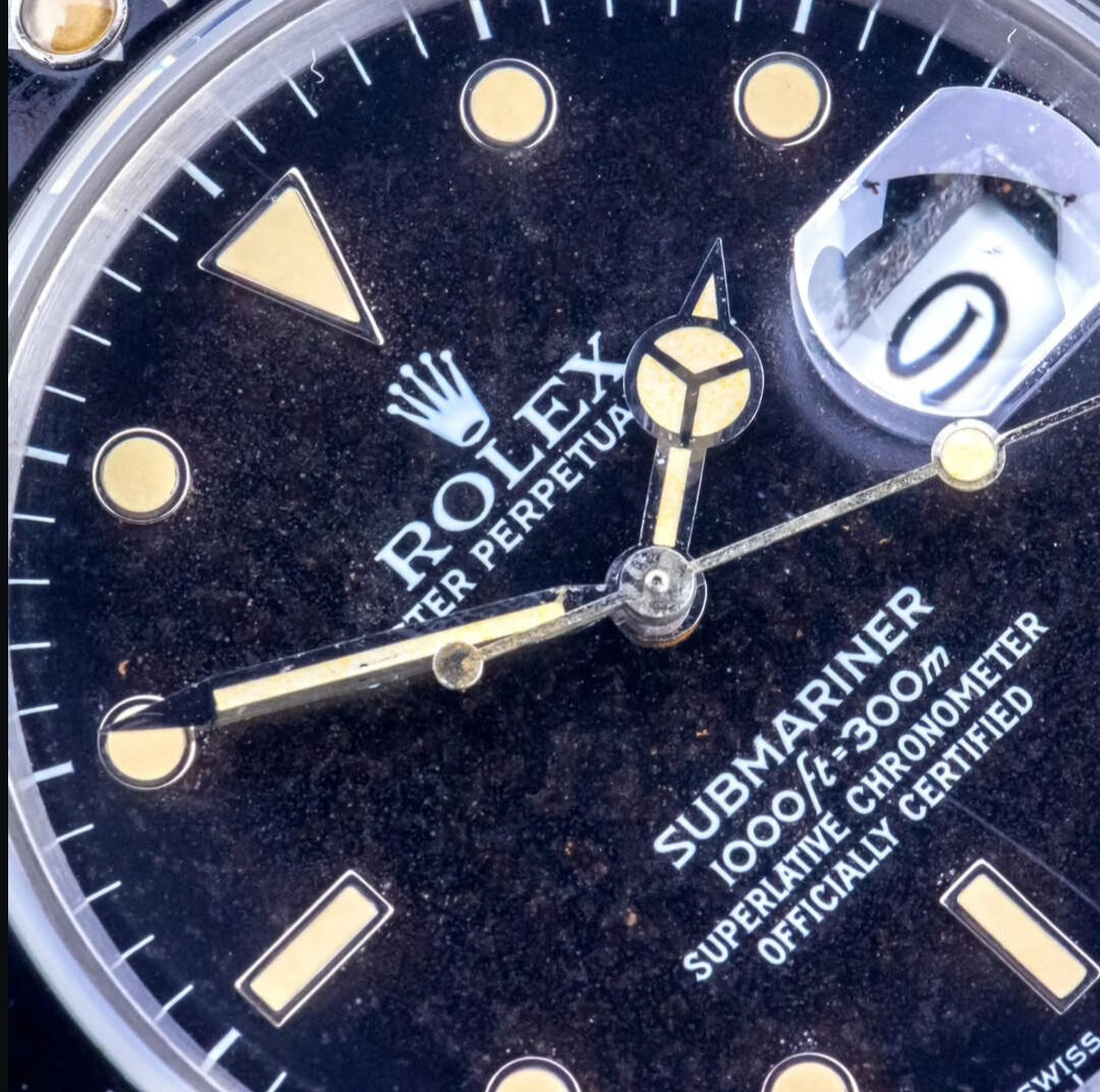 Cadran Rolex Submariner patiné par l’eau Cadran Rolex Submariner endommagé par l’eau avec une patine naturelle